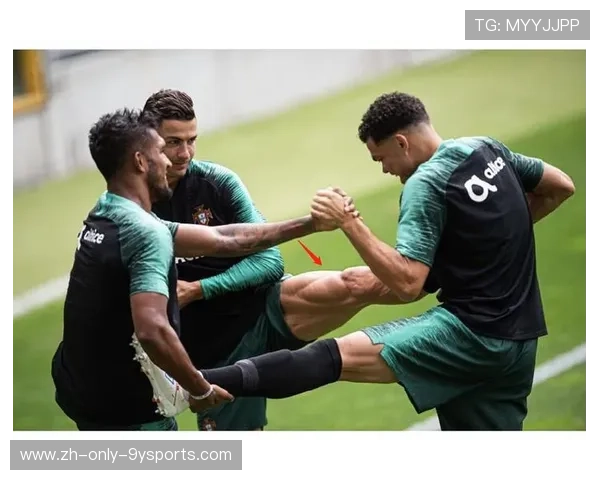 佩佩参与年轻后卫训练，身体对抗教学获肯定