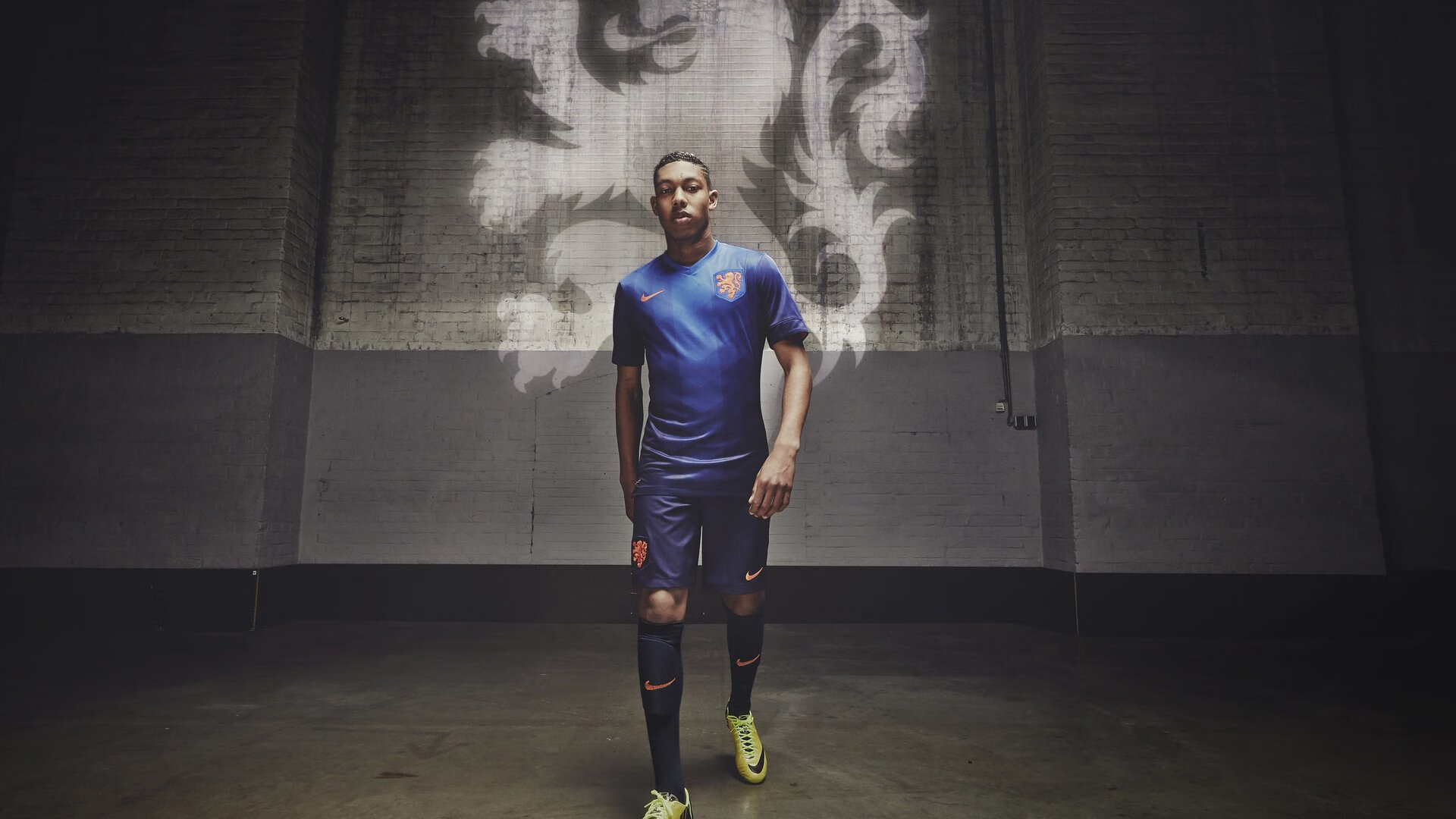 图卢兹通过快速边路传中形成威胁，图卢兹insa